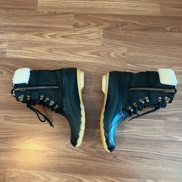 Sperry Top-Sider Black Boots with Cream Fur Lining - Picture 4 of 14